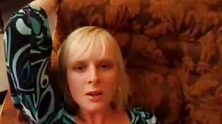 მაცდური ქერა MILF Gi ...